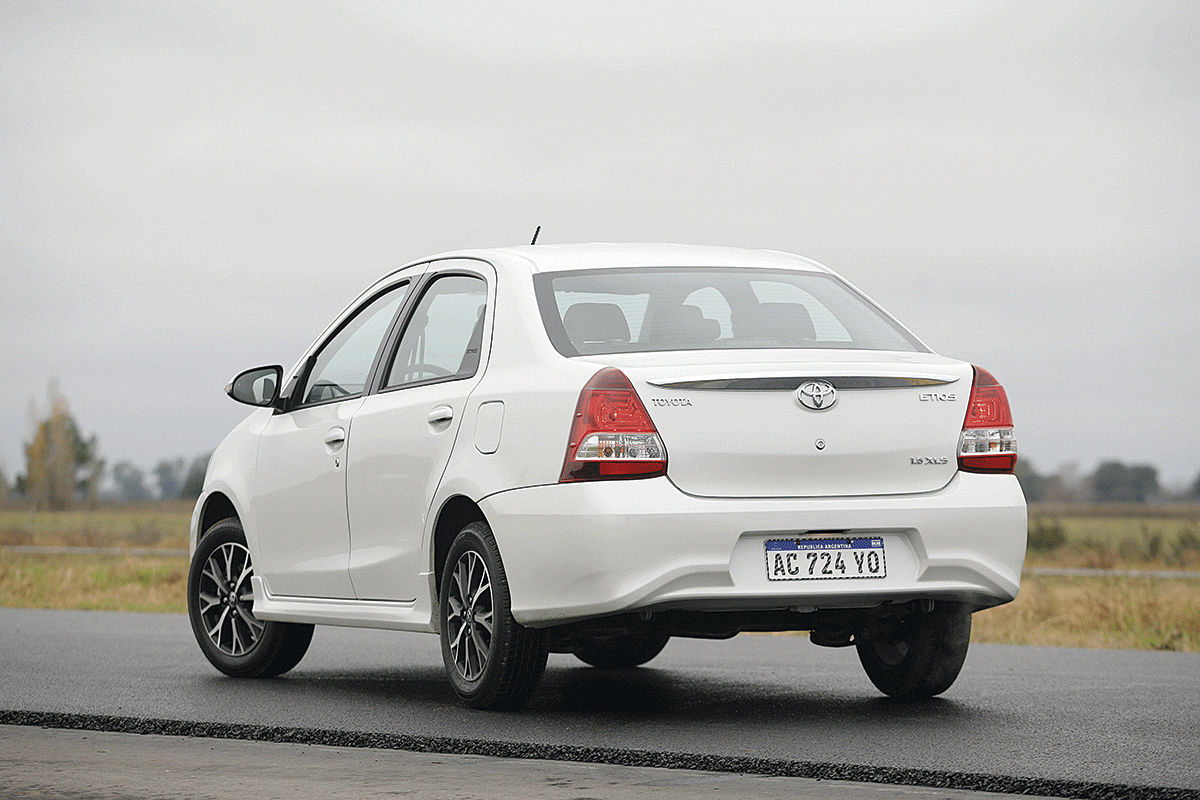 Toyota Etios Sedan XLS 4