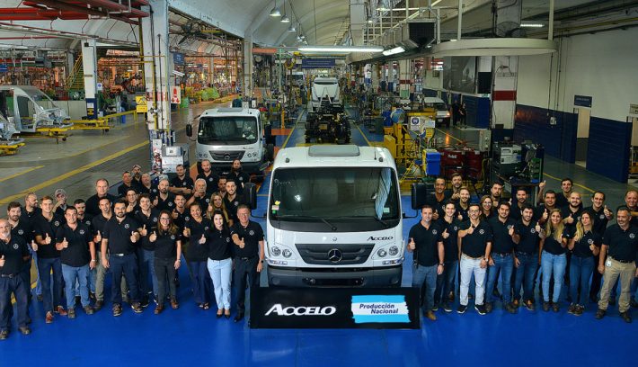 El camión Accelo de Mercedes Benz ahora se hace en Argentina. Foto 3