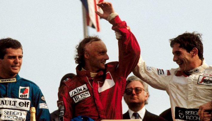 1984 brands hatch exultante ayrton senna festeja su 3er puesto compartido con su c3addolo niki lauda y derek warwick e1558442498692