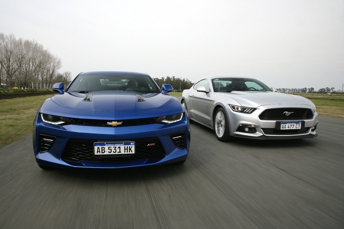 Мустанг камаро. Форд мустанг и шевроле камаро. Шевроле мустанг. Chevrolet camaro vs ford mustang. Ford camaro.