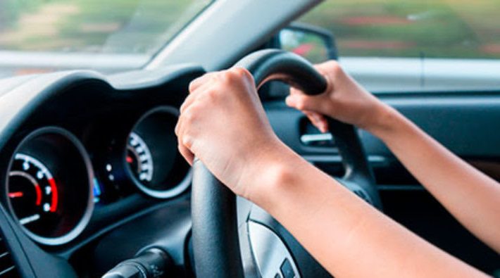 chicos al volante