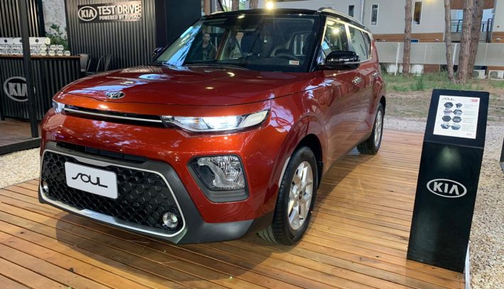 Kia Carilo 4
