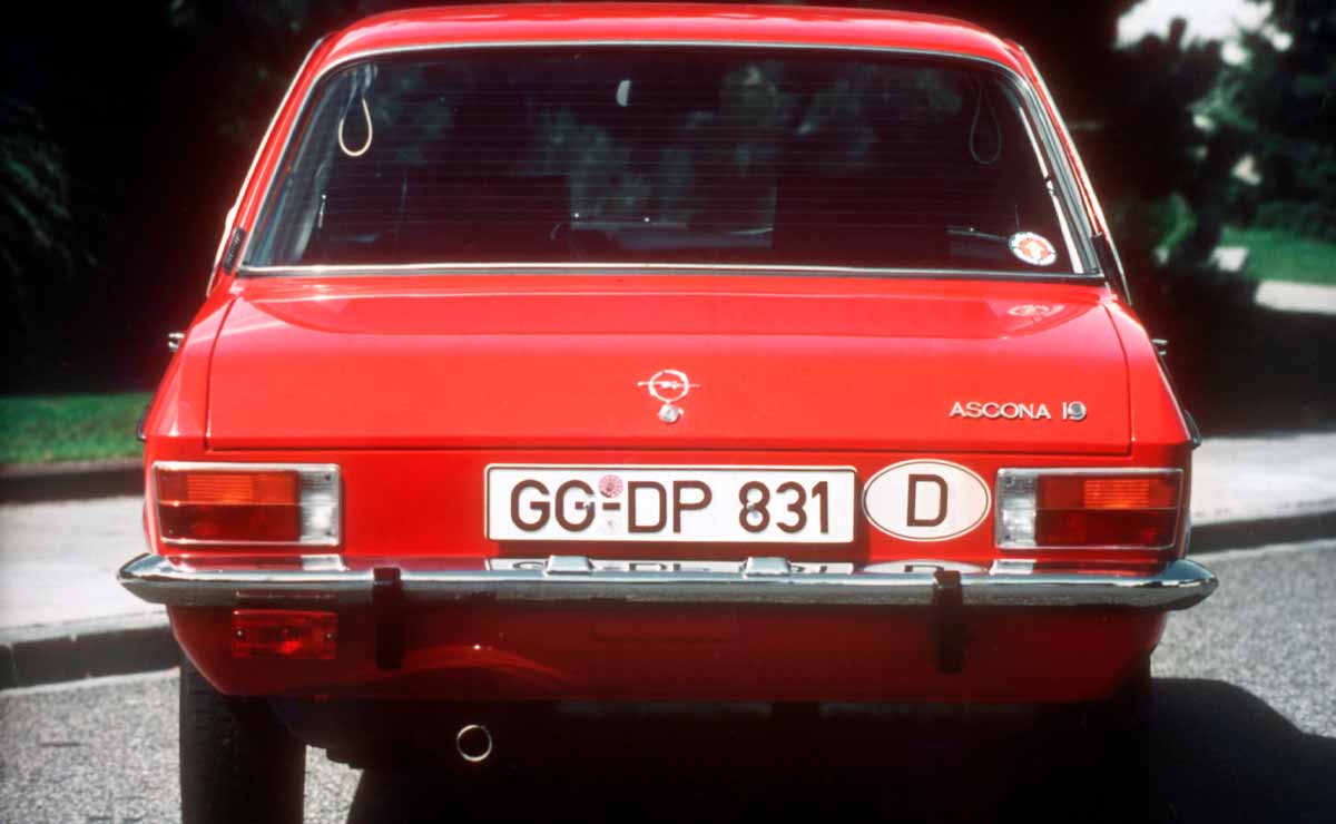Opel Ascona atras
