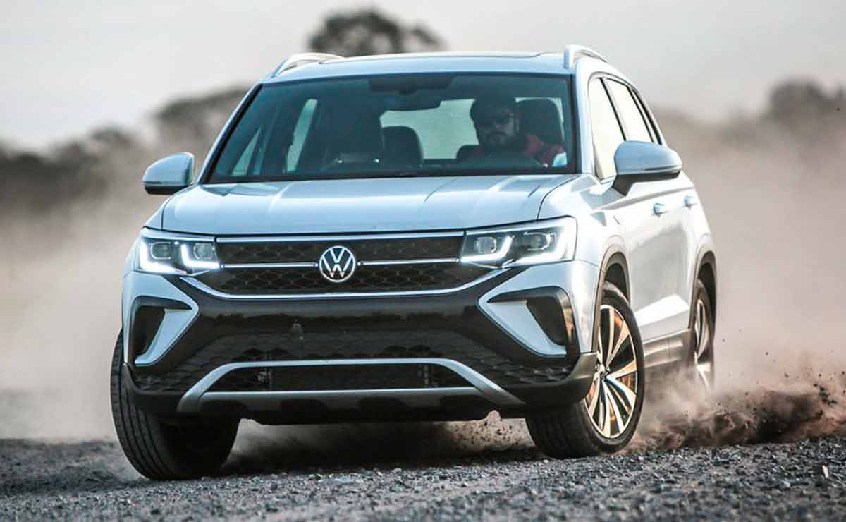 Volkswagen-Taos-doblando-en-tierra