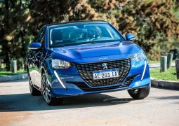 Peugeot-208-doblando