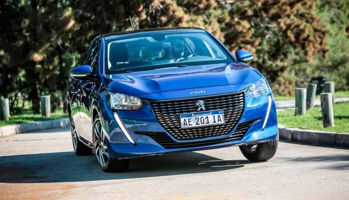 Peugeot-208-doblando