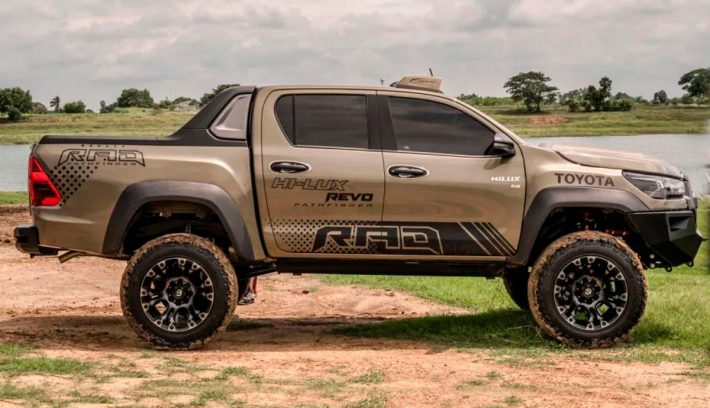 TOYOTA HILUX REVO LATERAL