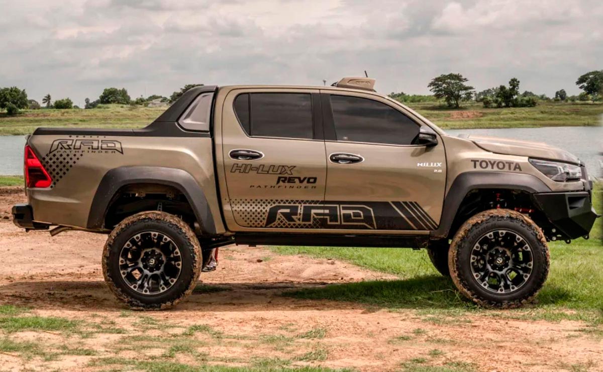 TOYOTA HILUX REVO LATERAL