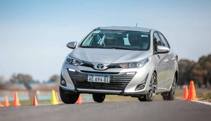 Toyota-Yaris-sedan-trompa-4