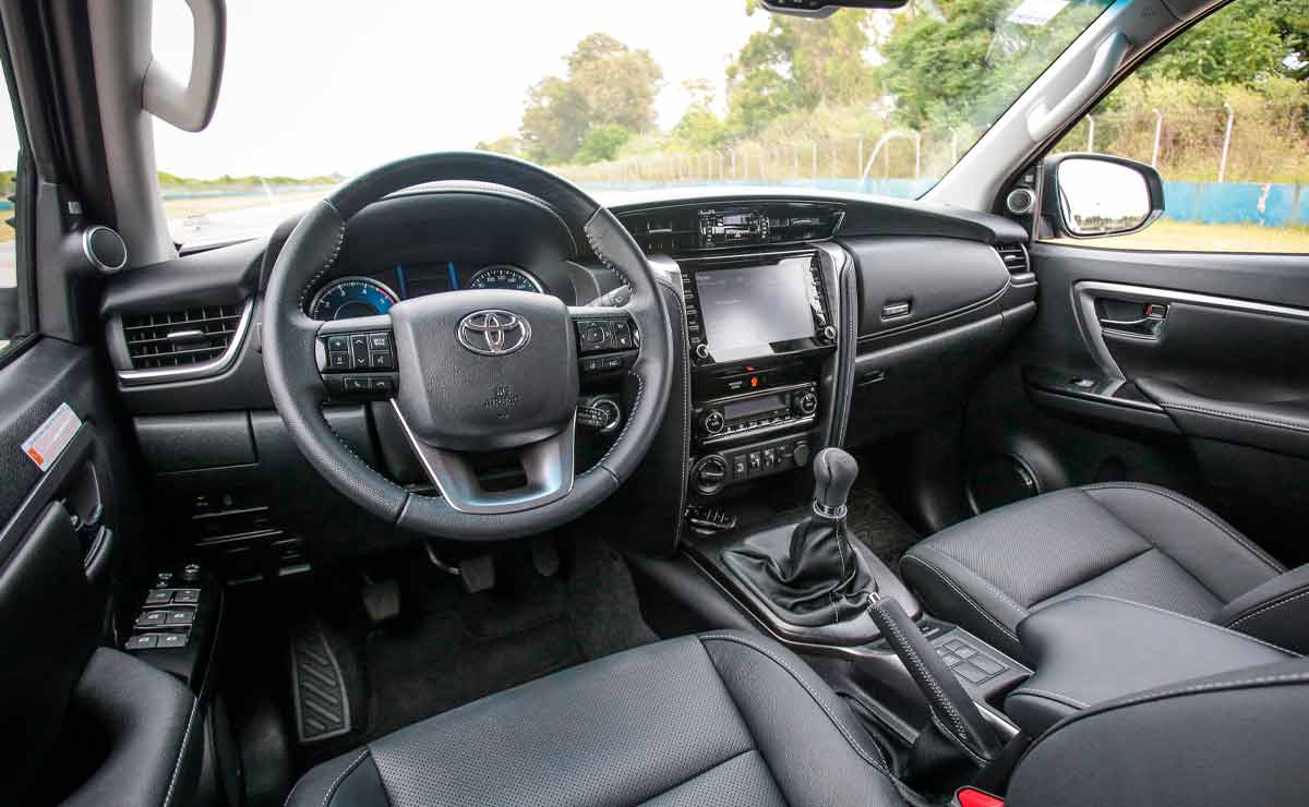 Toyota-SW4-interior