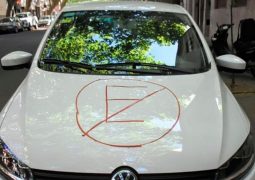 Auto mal estacionado