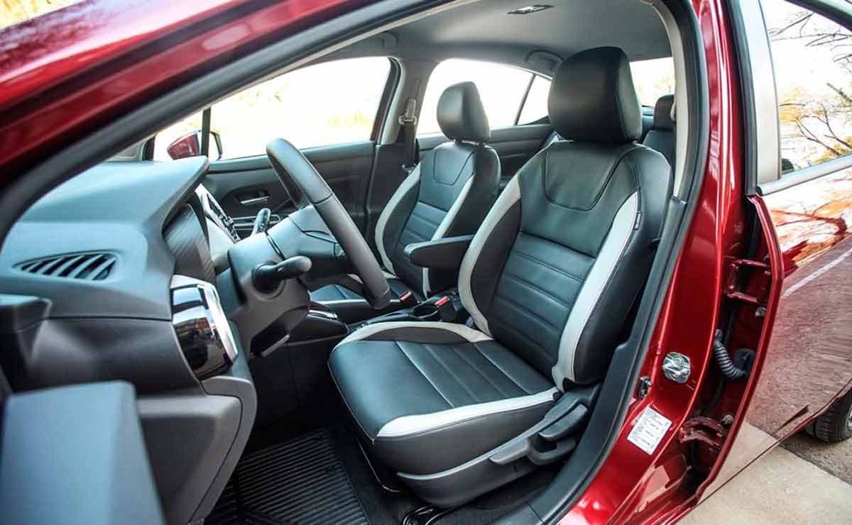 Nissan-Versa-interior