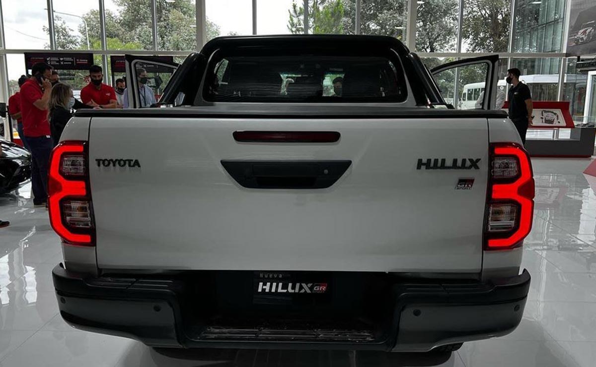 Toyota Hilux GR-Sport cola