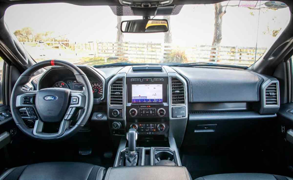 Ford-F-150-Raptor-interior-3