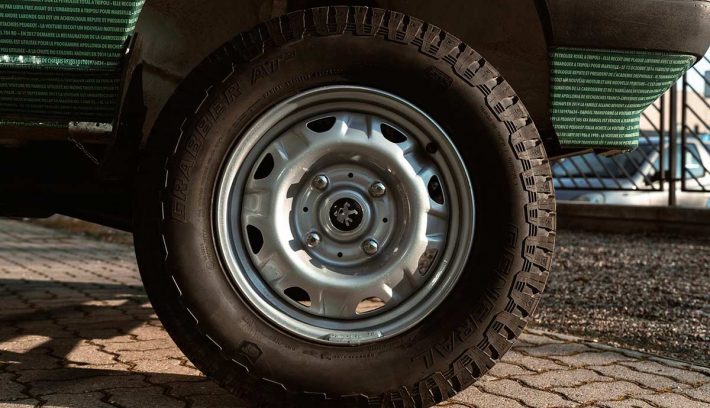 Peugeot 505 rural 4x4 llanta