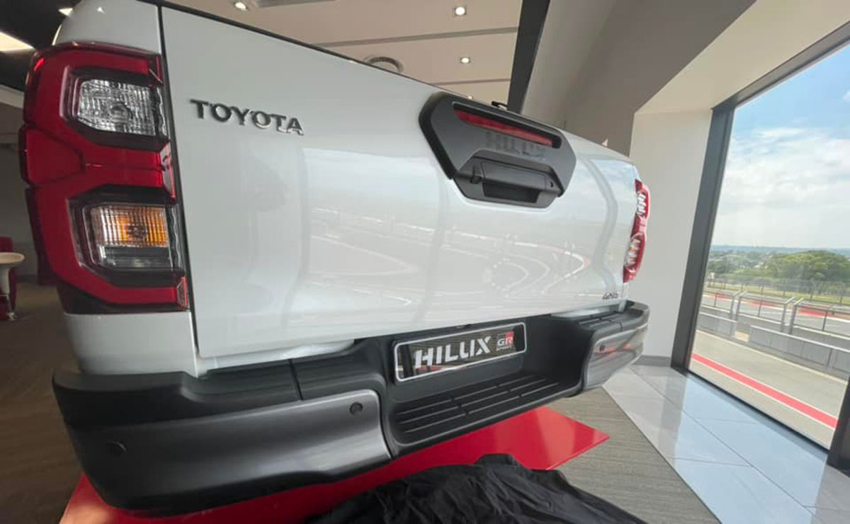 Nueva Toyota Hilux GR Sport cola