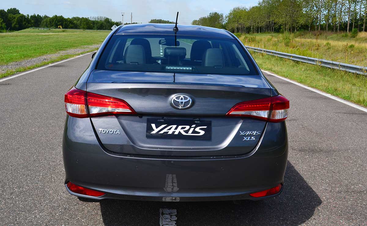 Nuevo Toyota Yaris XLS lanzamiento cola