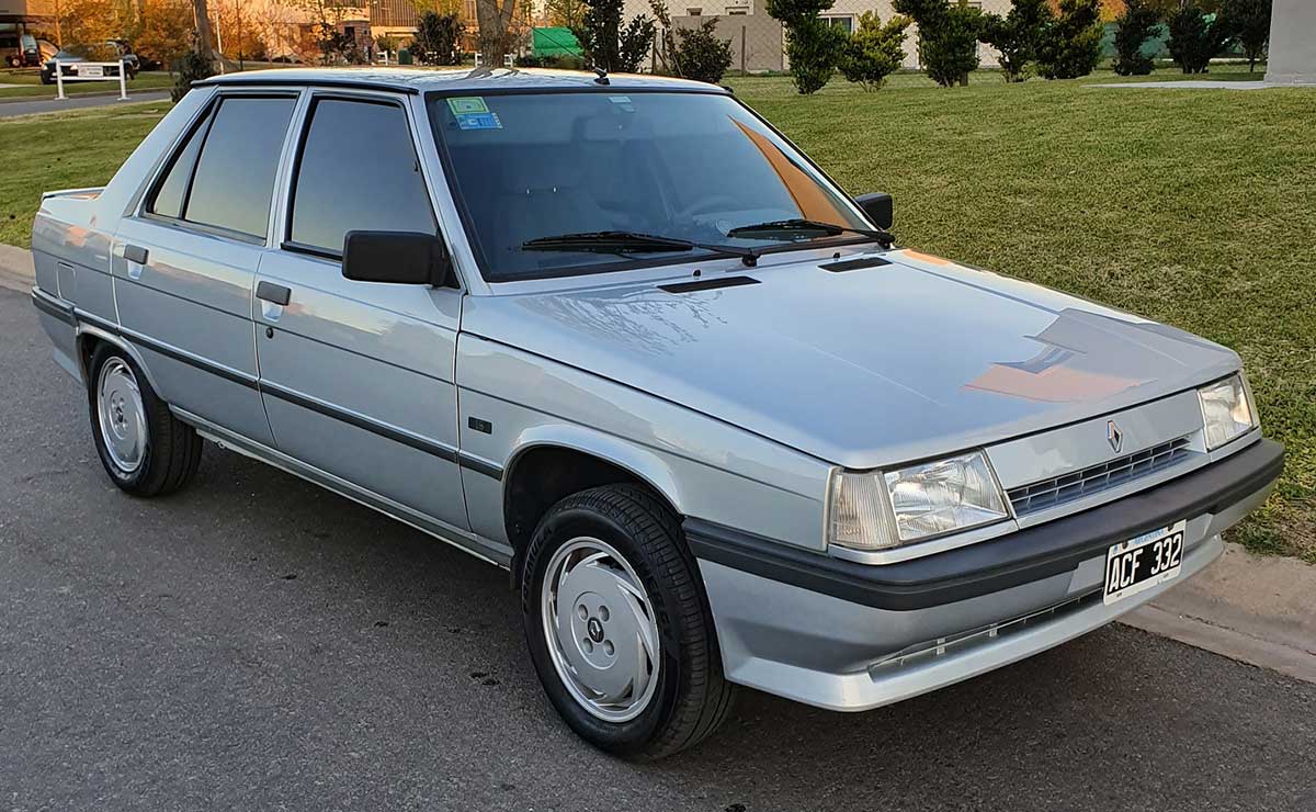 Renault 9 frente