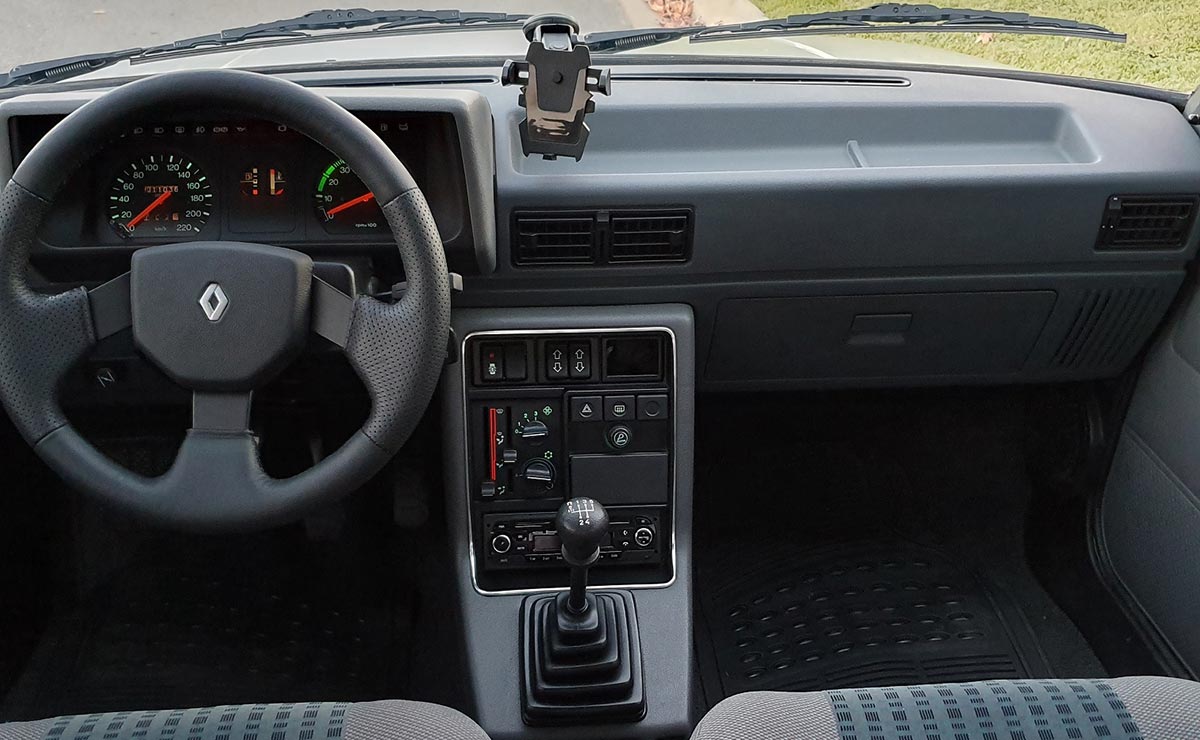 Renault 9 interior