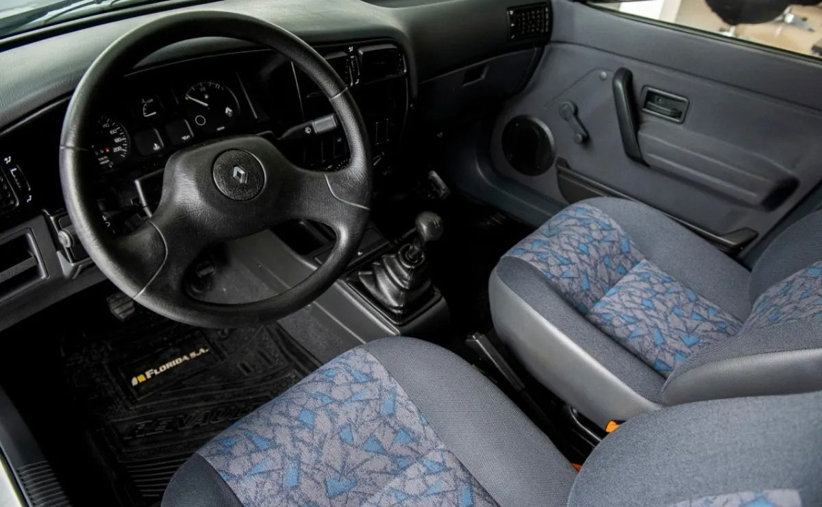 Renault R19 interior 1