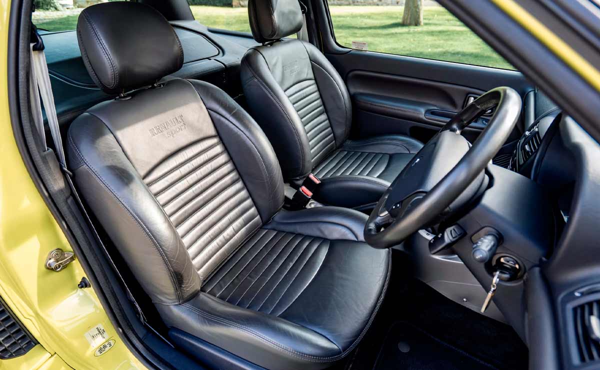 Renault-CLio-V6-interior-2