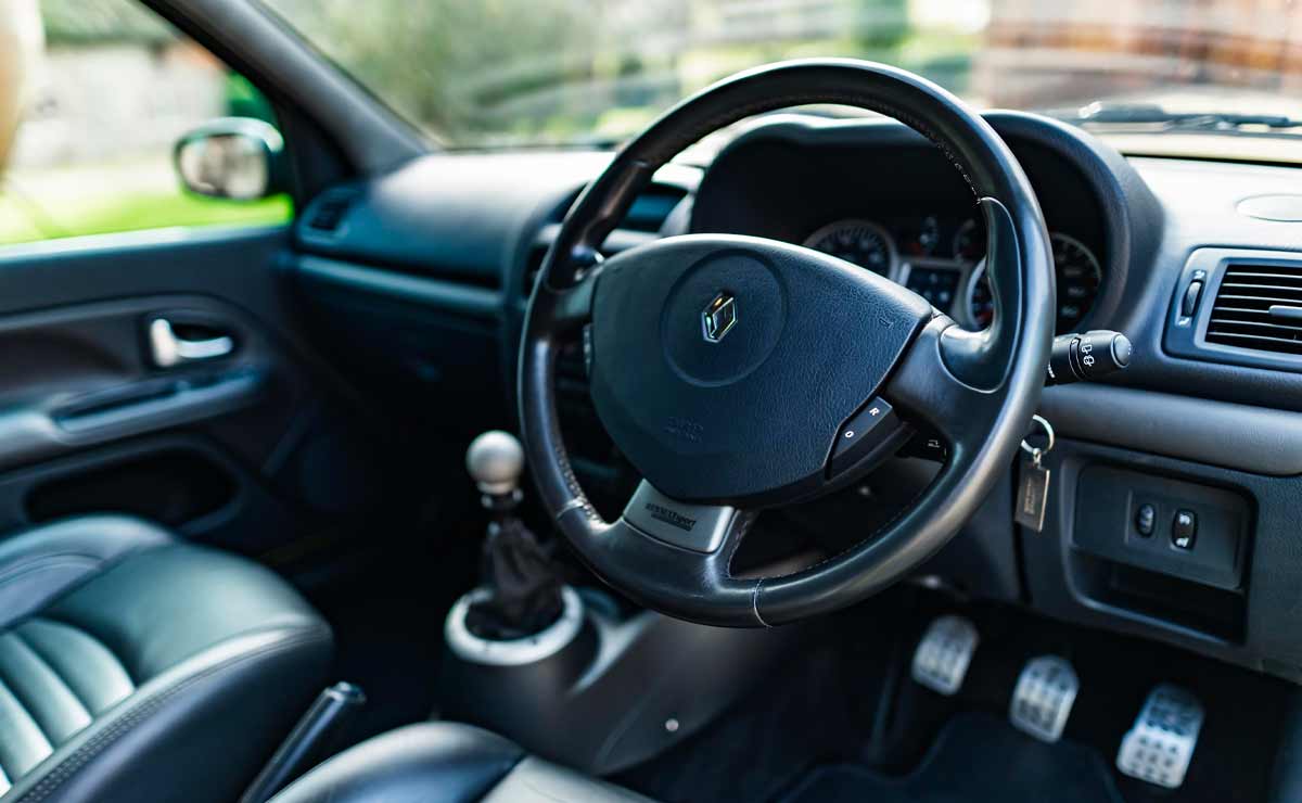 Renault-Clio-V6-interior