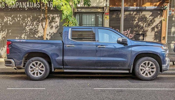 Chevrolet Silverado perfil