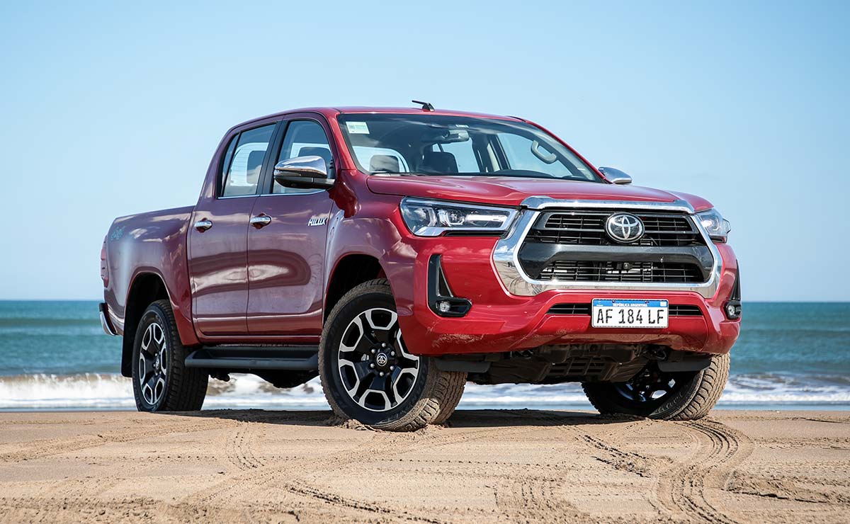 Toyota-Hilux-Master-Test-sand-front