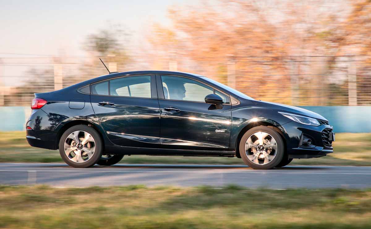 Chevrolet-Cruze-Midnight-Lateral