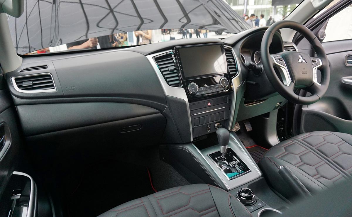 Mitsubishi Triton Phantom Plus Edition pickup interior