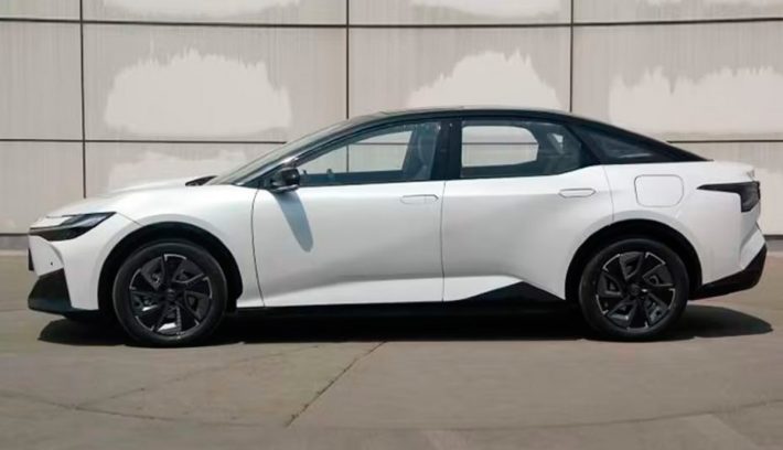Toyota BZ3 perfil