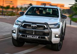 Toyota Hilux híbrida destacada