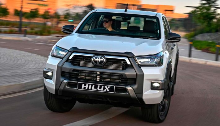 Toyota Hilux híbrida destacada
