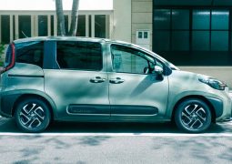 Toyota Sienta perfil
