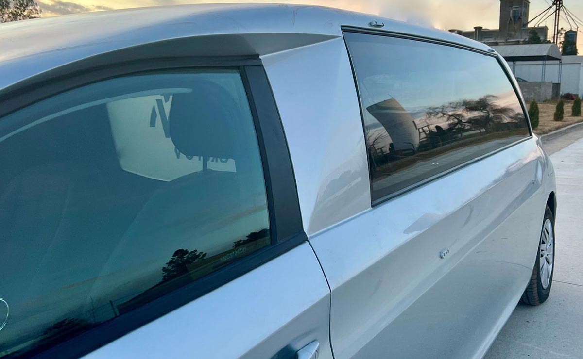 Peugeot 208 coche fúnebre ventana