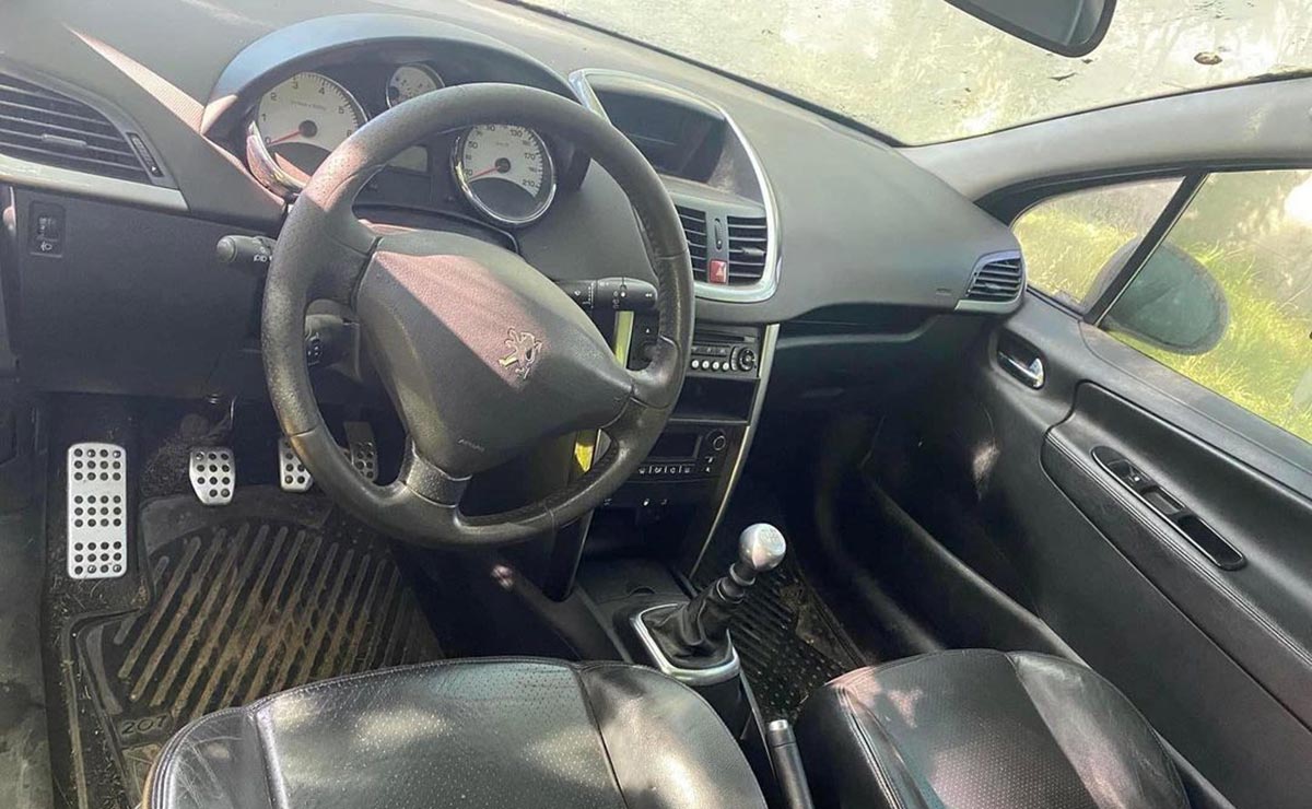 Peugeot 207 GTI abandonado interior