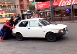 Spiderman Batman Salvan Auto