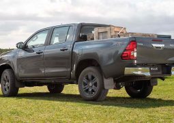 Toyota Hilux SR trasera
