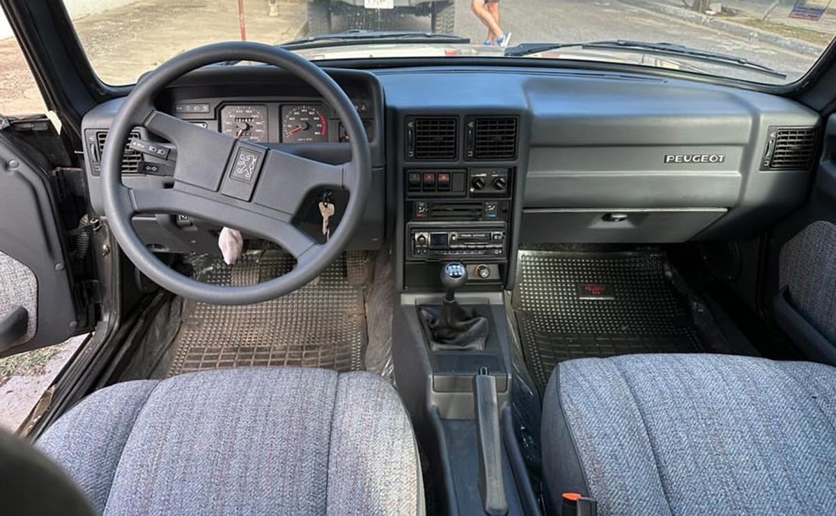 Peugeot 504 XS interior 1
