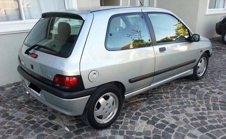 El “falso” Williams: un Renault Clio RSi de 1996 con 25.000 kilómetros