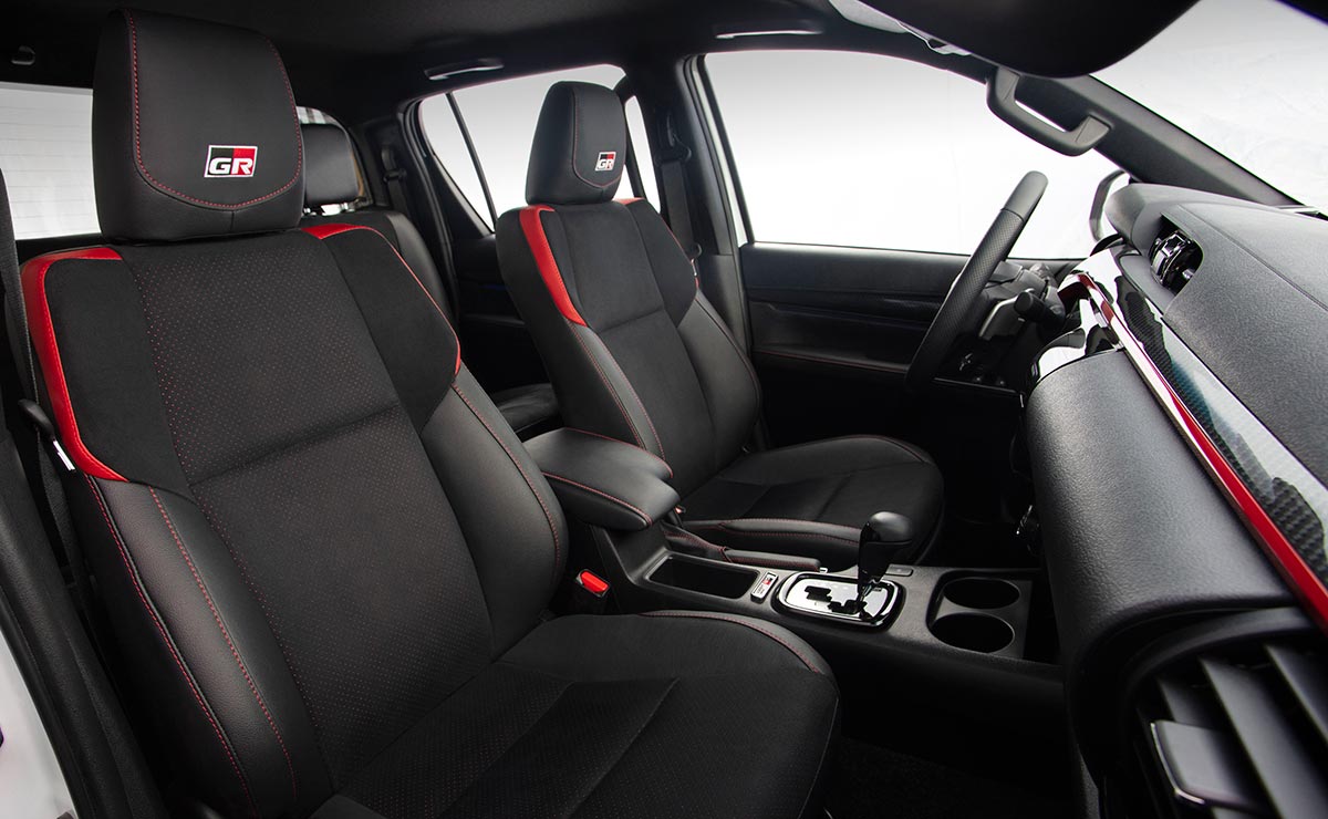 Toyota Hilux GR Sport lanzamiento interior