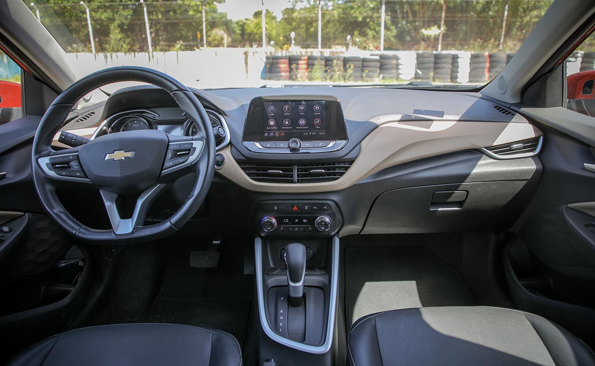 Chevrolet Onix Master Test interior