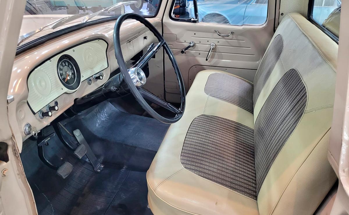 Ford F100 1966 interior