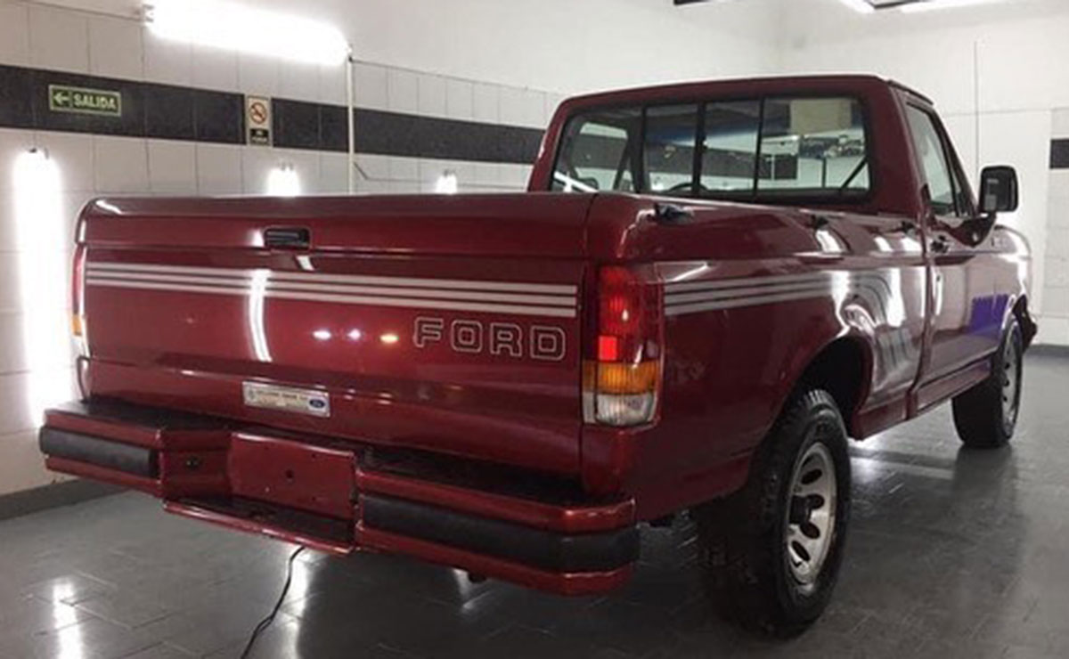 Ford F100 XLT cola