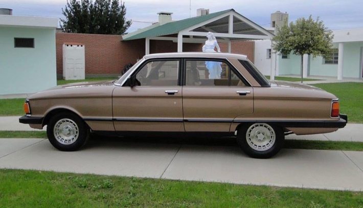 Ford Falcon Deluxe perfil