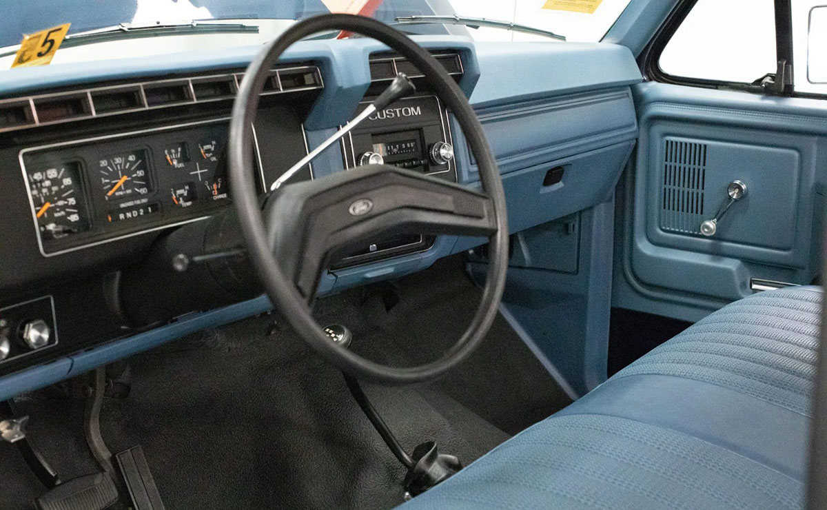 Ford F 250 1980 interior