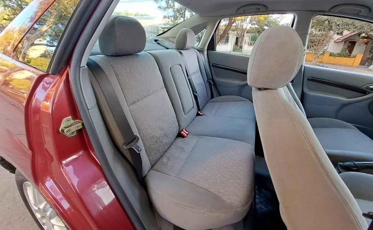 Ford Focus 1.8 Ghia Security asientos traseros