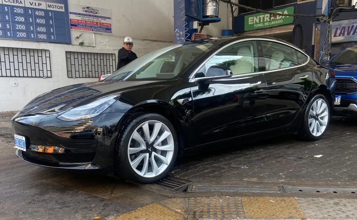 Tesla Model 3 frente