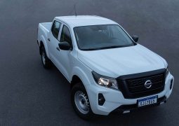Nissan Frontier base frente