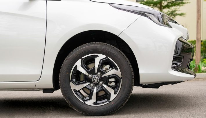 Toyota Yaris sedan llanta